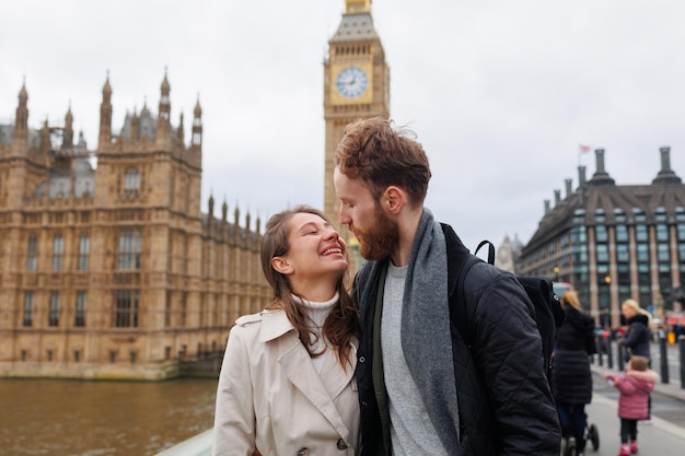 Junges Paar küsst sich vor dem Hintergrund des Big Ben-Turms in London