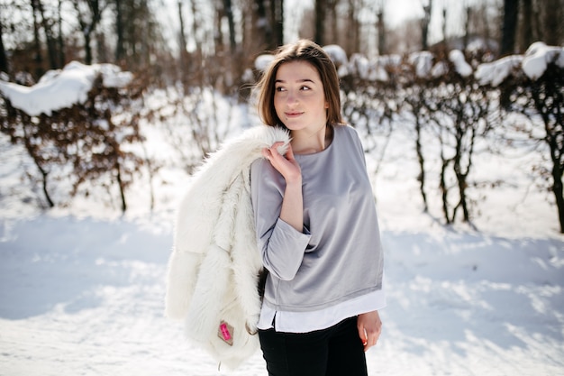 Junges Paar lächeln und küssen im Park im Winter