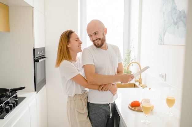 Junges Paar macht Frühstück am Morgen. Junge Familie. Beziehung