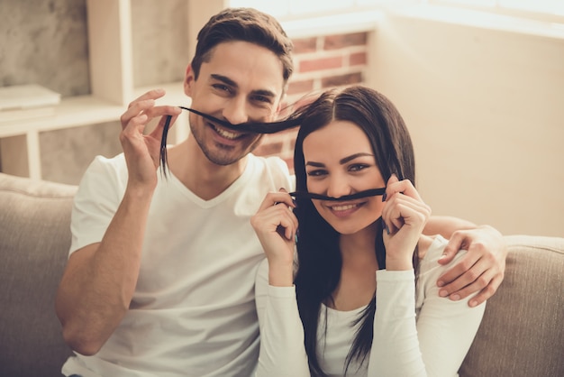 junges paar macht schnurrbart aus haaren