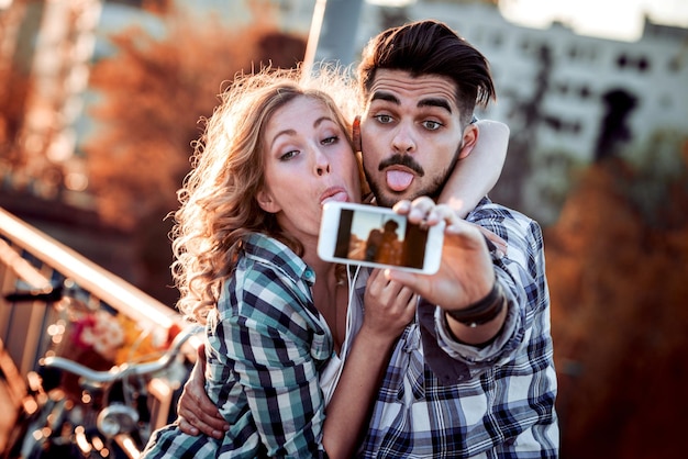 Junges Paar macht Selfie in der Stadt