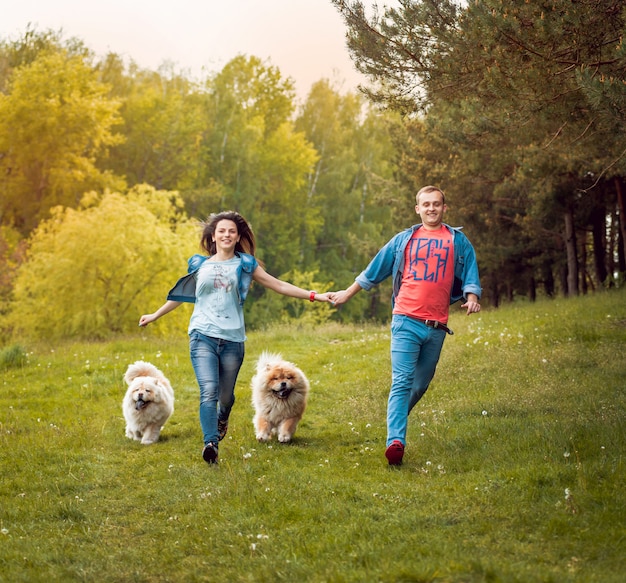 Junges Paar mit den Hunden im Park