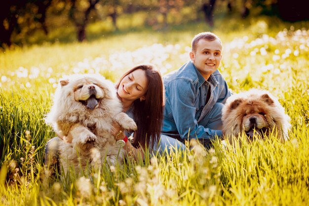 Junges Paar mit den Hunden im Park