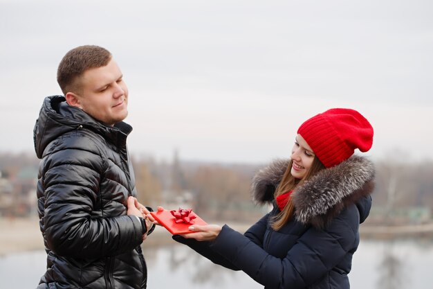 Junges paar mit einem geschenk in ihren händen