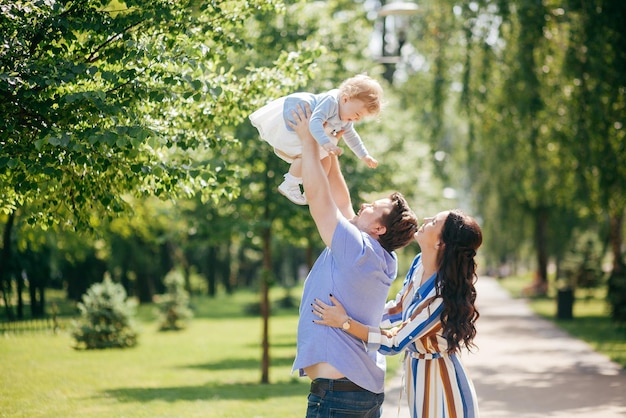 Junges Paar mit kleiner Tochter im Park