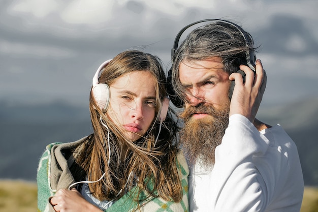 Junges Paar mit Kopfhörern