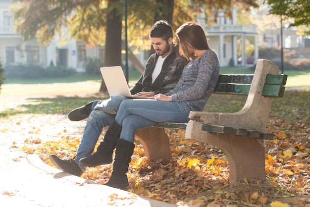 Junges Paar mit Laptop im Freien im Park