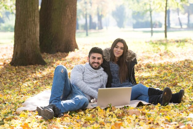 Junges Paar mit Laptop im Freien im Park