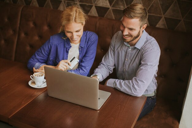 Junges Paar mit Laptop im Restaurant