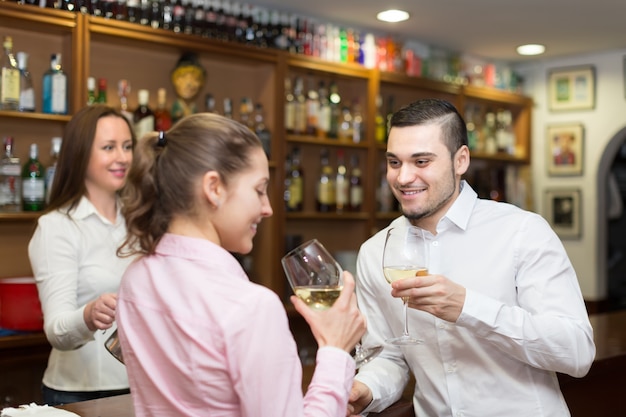 Junges Paar mit Wein an der Bar