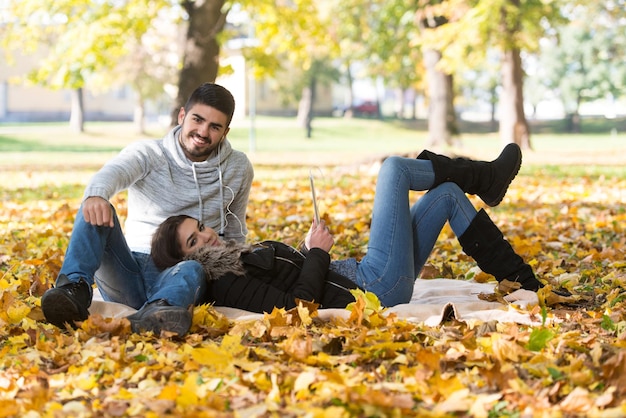 Junges Paar Musik hören in der Herbstsonne