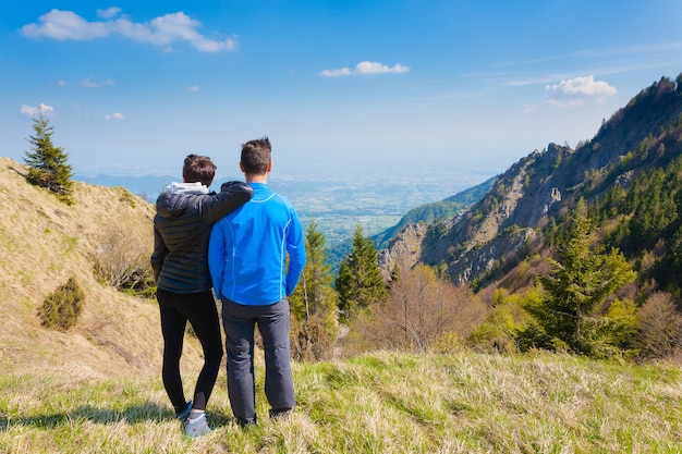 Junges Paar oben auf Berg, der den Horizont betrachtet. Bergpanorama