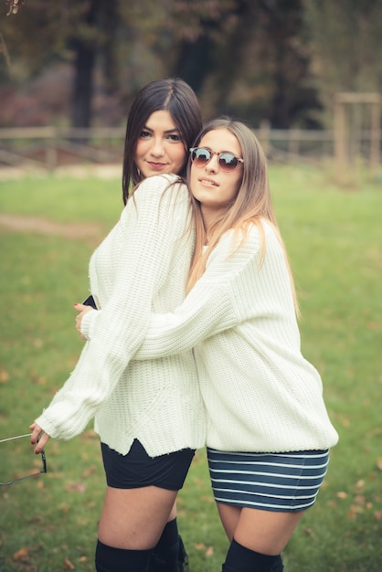 Foto junges paar schöne frauen mädchen herbst