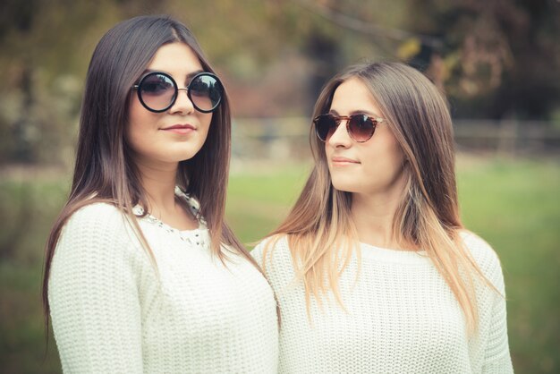 Foto junges paar schöne frauen mädchen herbst