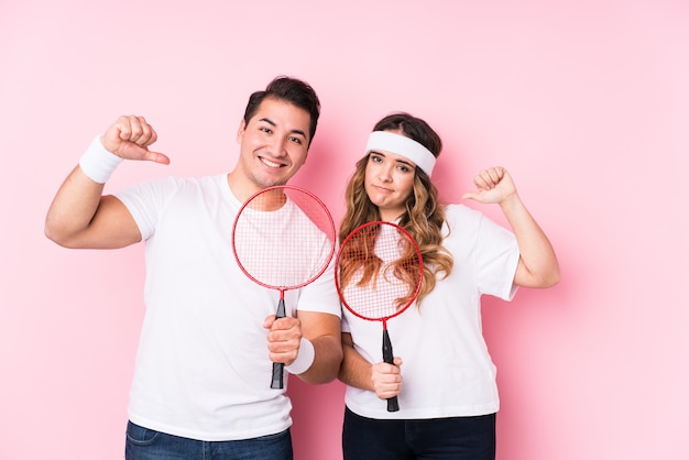 Foto junges paar spielt badminton isoliert fühlt sich stolz und selbstbewusst, beispiel zu folgen.