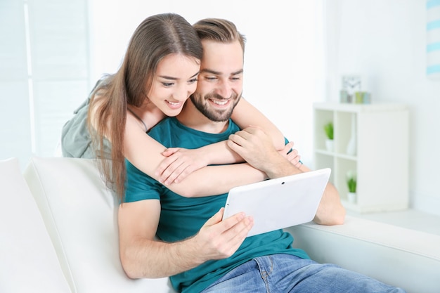 Junges Paar sucht Informationen mit Tablet zu Hause