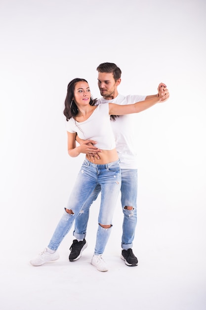 Junges Paar tanzt sozialen Latin Dance Bachata, Merengue, Salsa. Pose mit zwei Eleganz auf weißem Hintergrund.