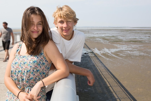 Junges Paar Teenager Junge und Mädchen im Freien am Sandstrand Sommer*