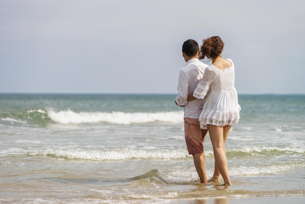 Junges Paar umarmt sich am China Beach in Danang, Vietnam