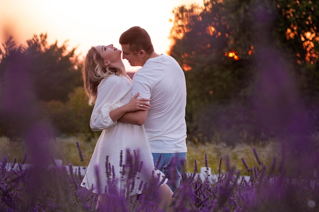 Junges Paar verliebt Braut und Bräutigam Hochzeitstag im Sommer. Genießen Sie einen Moment des Glücks und der Liebe
