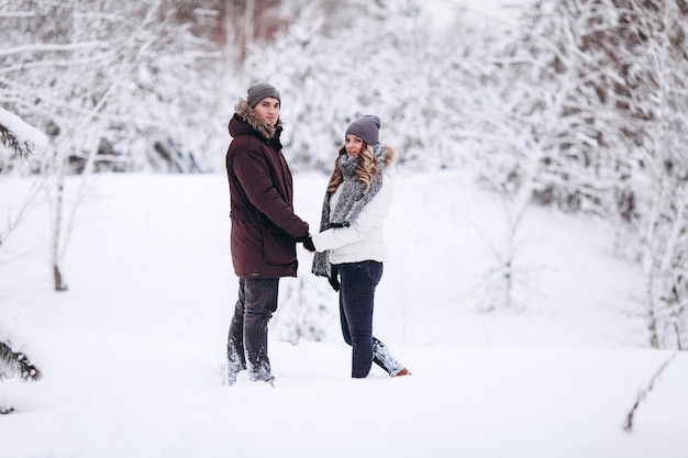 Junges Paar verliebt im verschneiten Winter im Freien