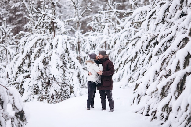 Junges Paar verliebt im verschneiten Winter im Freien