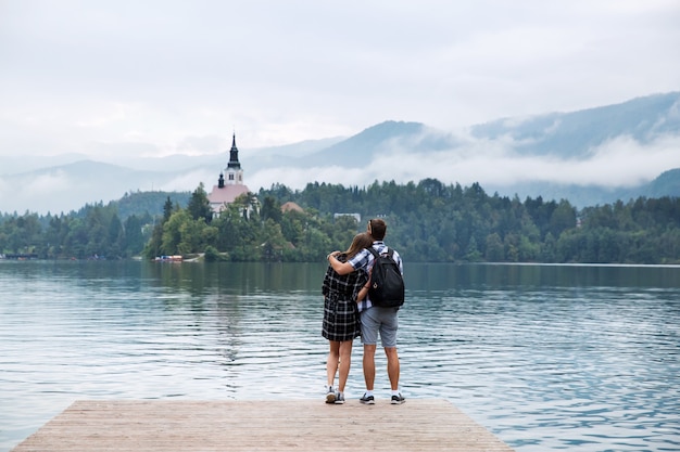 Junges Paar verliebter Touristen auf dem See Bled Slowenien Herbstzeit in Europa