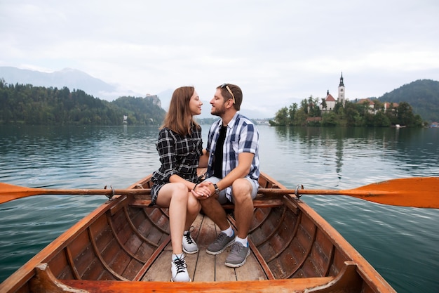 Junges Paar verliebter Touristen auf traditionellem Holzboot auf dem See von Bled Slowenien