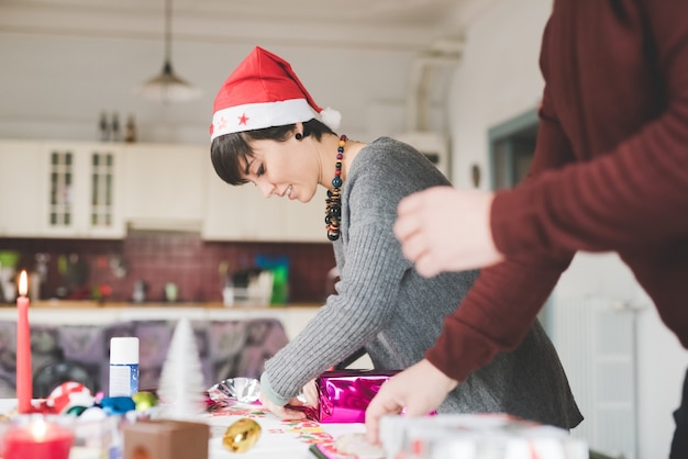 junges Paar Verpackung Weihnachtsgeschenk