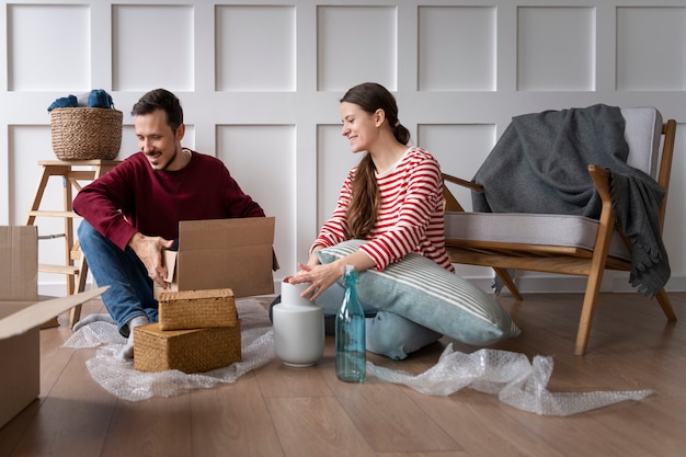 Foto junges paar zieht in ein neues zuhause