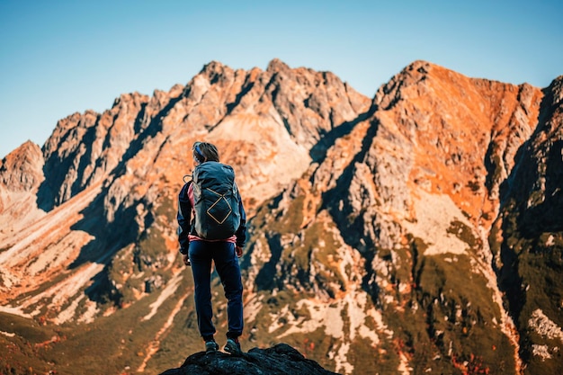 Junges Reisendes Wandermädchen mit Rucksäcken Wandern in den Bergen Sonnige Landschaft Touristischer Reisender auf Hintergrundansicht Mockup Hohe tatra slowakei