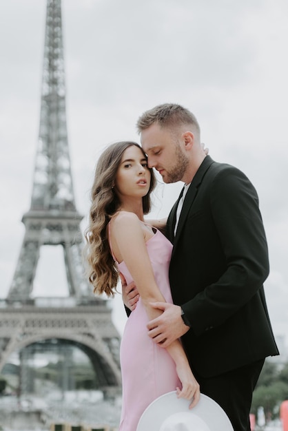 Junges romantisches Paar, das seinen Urlaub in Paris Frankreich verbringt Dating-Paar posiert in der Nähe der Eiffel
