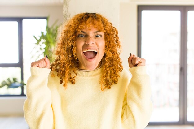 Foto junges rotes haar lateinisch hübsche frau im neuen coolen zuhause