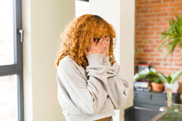 Foto junges rotes haar lateinisch hübsche frau im neuen coolen zuhause