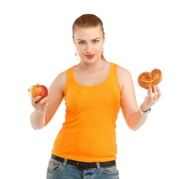 Junges schönes mädchen beim überlegen, was zu essen ist, um gewicht zu verlieren