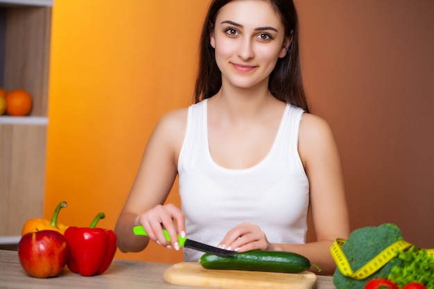 Junges schönes Mädchen bereitet einen nützlichen Diät-Salat vor