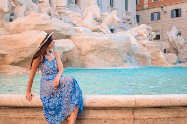 Junges schönes Mädchen nahe Brunnen Fontana di Trevi mit Stadtplan