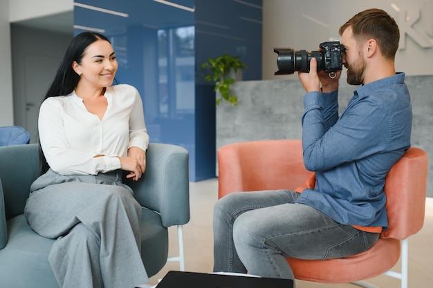 Junges schönes Model, das für professionellen Fotografen im Studio posiert