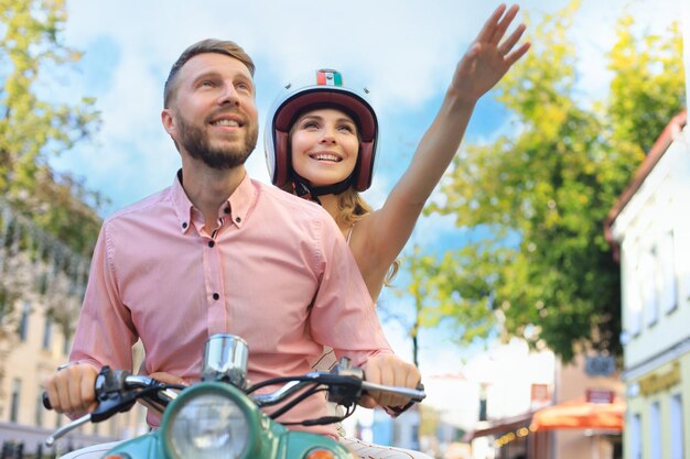 Junges schönes Paar, das auf dem Motorrad fährt Abenteuer- und Urlaubskonzept