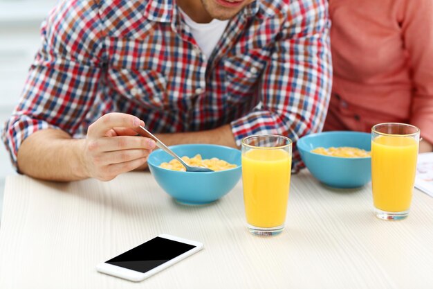 Junges schönes Paar frühstückt gesund