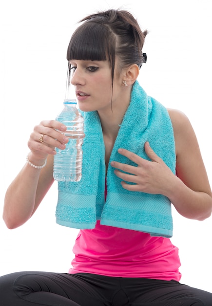 Junges schönes sportliches Mädchen trinken Wasser