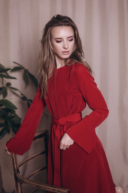 Foto junges schönheitsfrauenporträt im roten kleid.