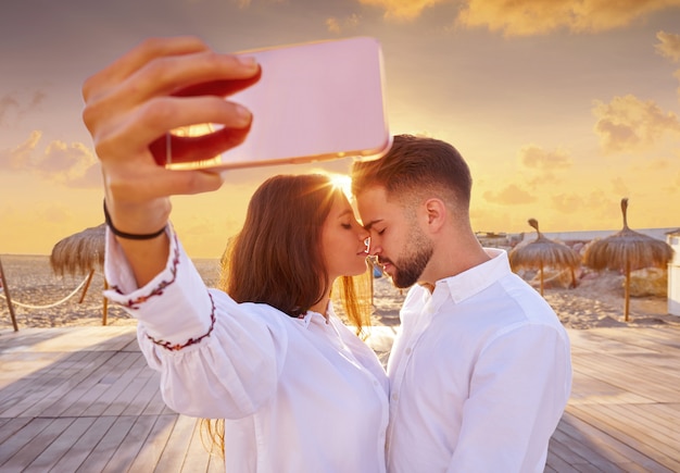 Junges selfie Foto der Paare in den Strandferien