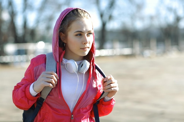 junges sportliches Mädchen bei einem Spaziergang im Park