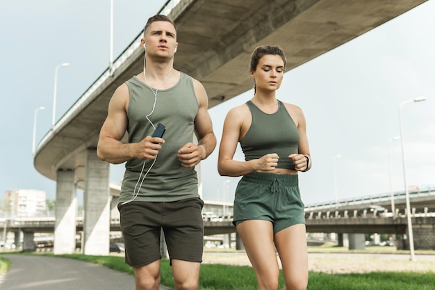 Junges sportliches Paar beim Joggen auf der Stadtstraße