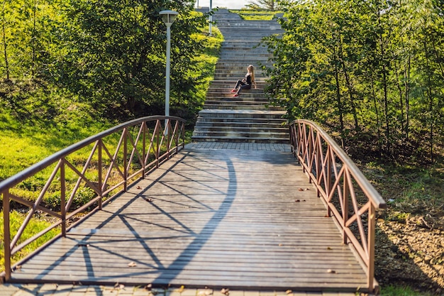 Junges Sportmädchen, das im Park aufwirft.