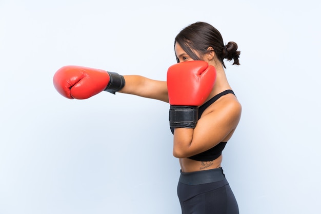 Junges Sportmädchen mit Boxhandschuhen