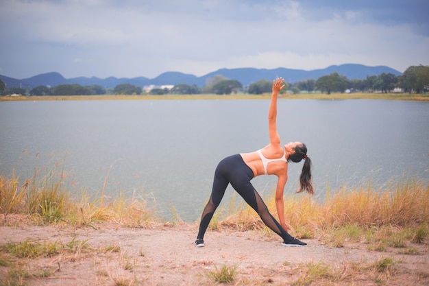 Junges Sportmädchen tun Yoga im Park, asiatische Schönheitsfrau