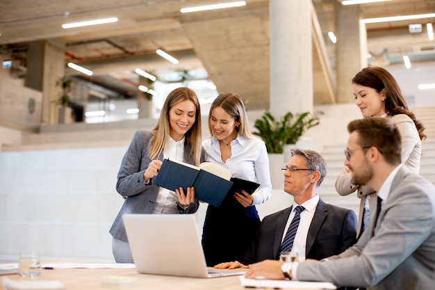 Junges Startup-Team arbeitet im Büro