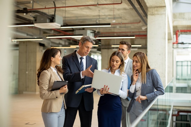 Junges Startup-Team arbeitet im Bürokorridor